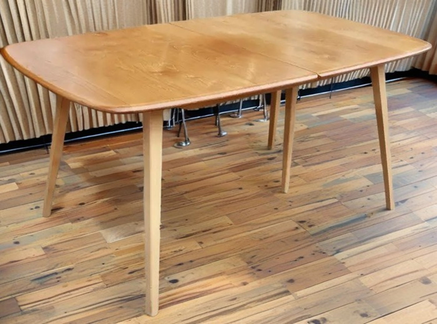 Extendable dining tables
