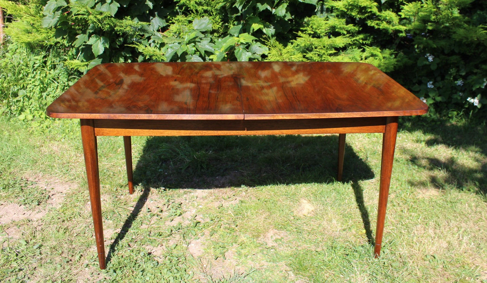 Midcentury Hamilton dining table in Danish rosewood with extendable leaf by Robert Heritage for Archie Shine