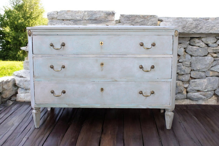 18th-century painted Gustavian chest of drawers with pale grey patina