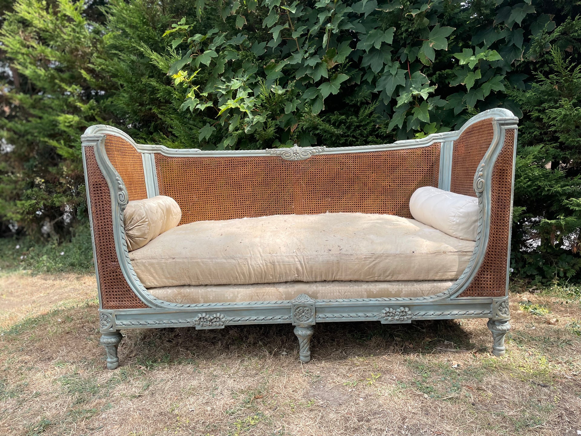 A vintage canapé Corbeille day bed in garden setting