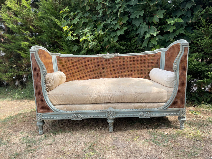 A vintage canapé Corbeille day bed in garden setting