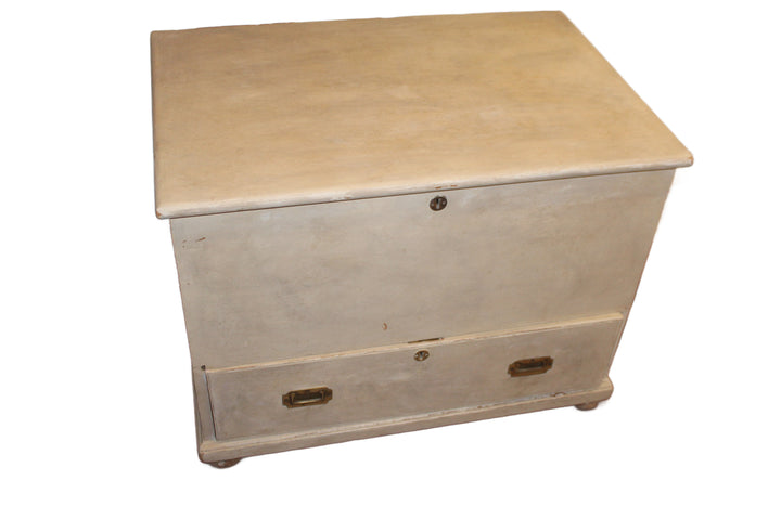 antique_English_trunk_with_brass_recessed_handles